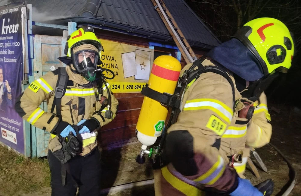 Pożar drewnianego domu w Tyczynie / fot. Ochotnicza Straż Pożarna w Hermanowej