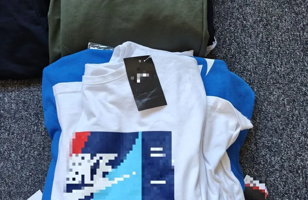 Podrobiona odzież na targowisku przy ul. Dworaka / fot. KMP w Rzeszowie