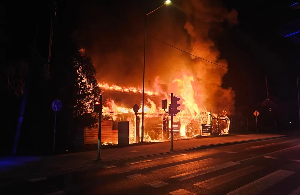 Pożar drewnianego domu w Tyczynie / fot. asp. sztab. Łukasz Gałuszyński, KM PSP w Rzeszowie