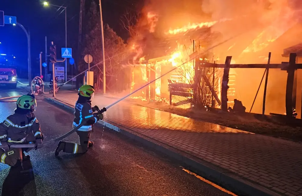 Pożar drewnianego domu w Tyczynie / fot. asp. sztab. Łukasz Gałuszyński, KM PSP w Rzeszowie