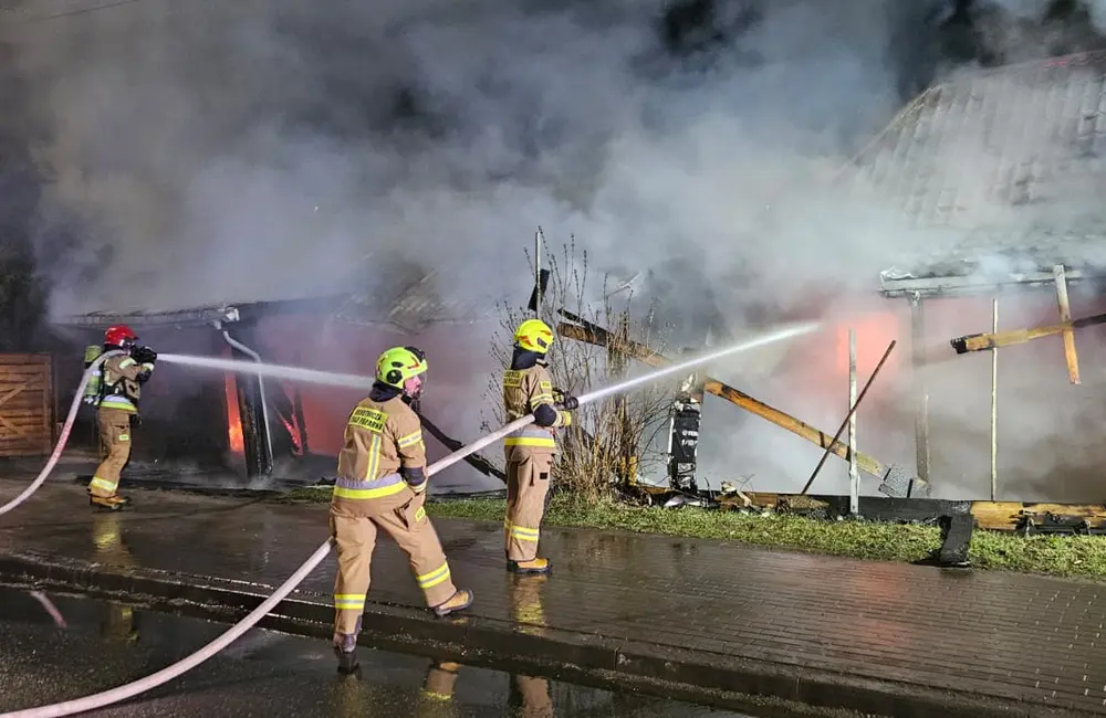 Pożar drewnianego domu w Tyczynie / fot. asp. sztab. Łukasz Gałuszyński, KM PSP w Rzeszowie