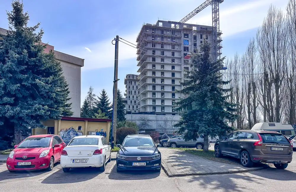 Budowa kompleksu Lwowska 33 przy rondzie Pobitno w Rzeszowie, fot. ViC / RESinet.pl