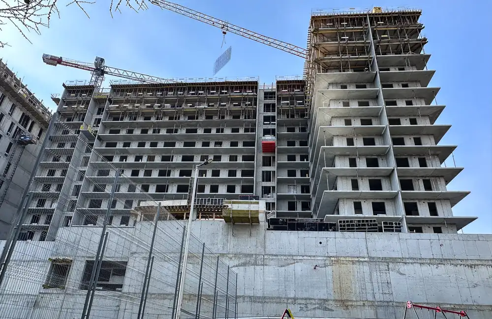 Budowa kompleksu Lwowska 33 przy rondzie Pobitno w Rzeszowie, fot. ViC / RESinet.pl