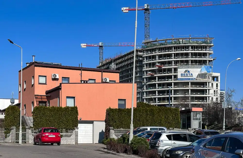 Budowa kompleksu Lwowska 33 przy rondzie Pobitno w Rzeszowie, fot. ViC / RESinet.pl