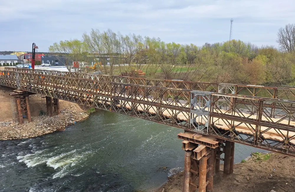 Budowa tymczasowego mostu w Dąbrówkach / fot. Strabag