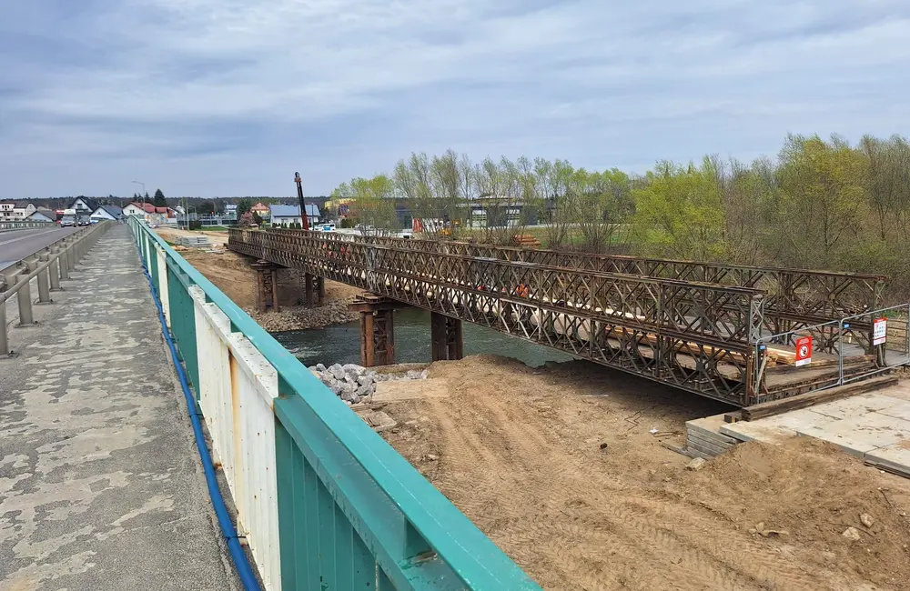 Budowa tymczasowego mostu w Dąbrówkach / fot. Strabag