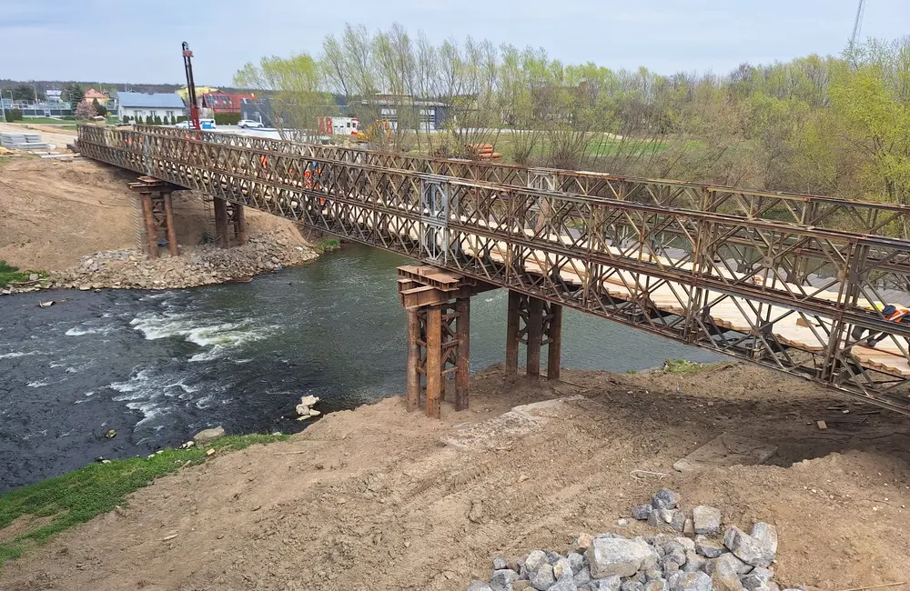 Budowa tymczasowego mostu w Dąbrówkach / fot. Strabag