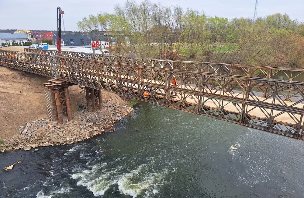 Budowa tymczasowego mostu w Dąbrówkach / fot. Strabag