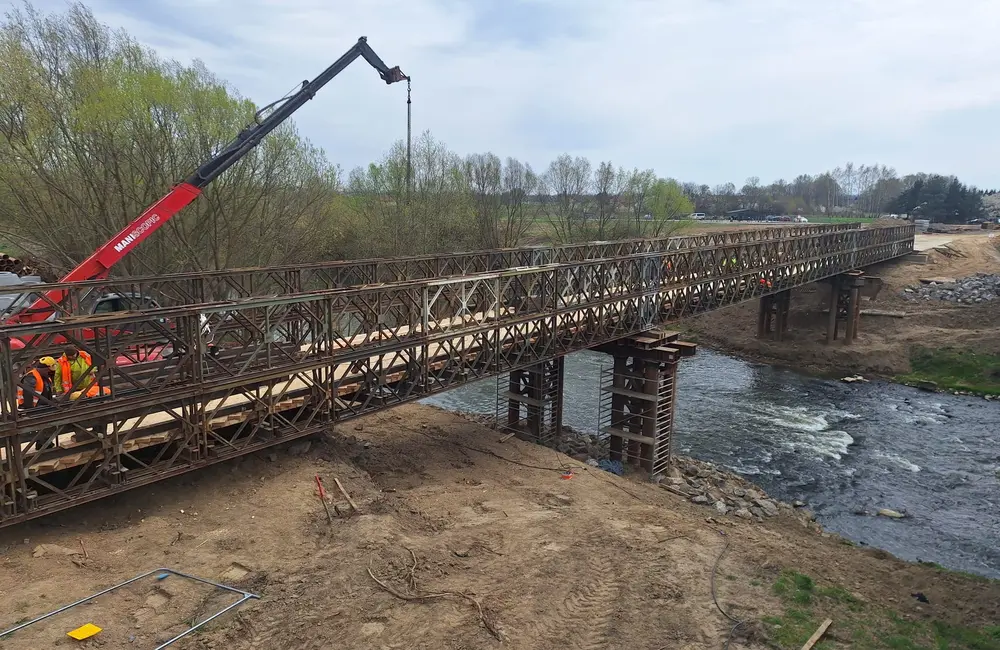 Budowa tymczasowego mostu w Dąbrówkach / fot. Strabag