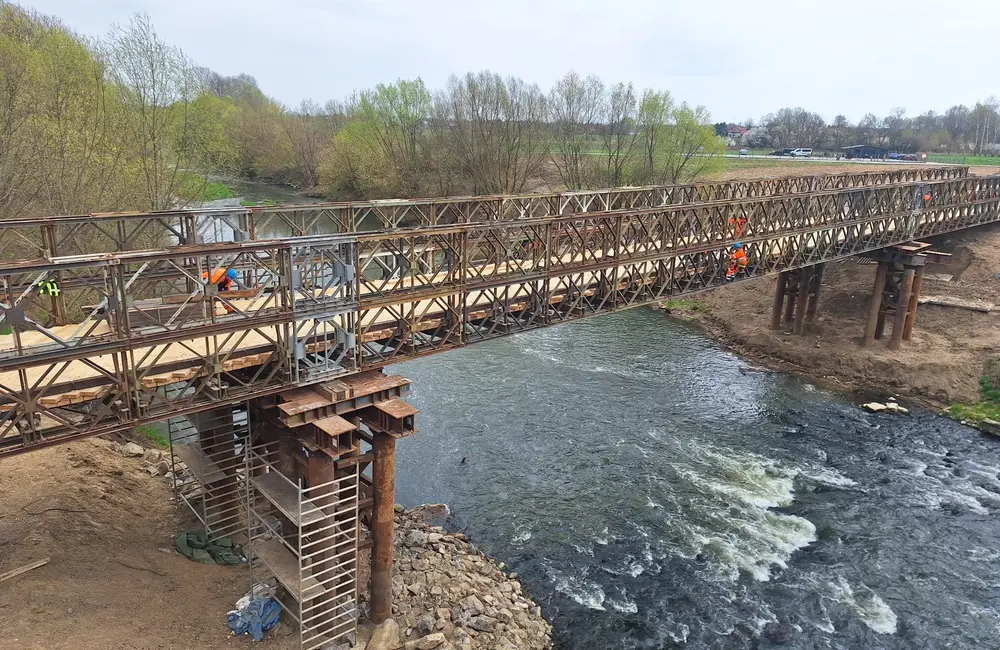 Budowa tymczasowego mostu w Dąbrówkach / fot. Strabag