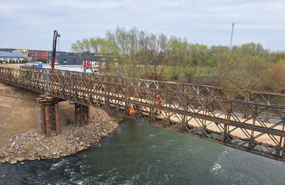 Budowa tymczasowego mostu w Dąbrówkach / fot. Strabag