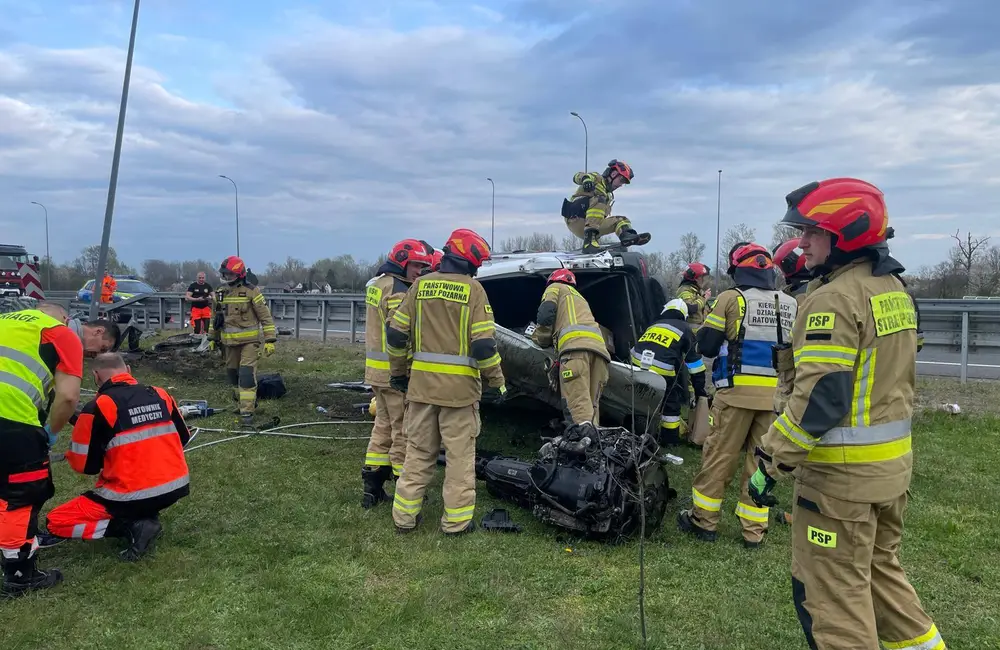 Wypadek busa na A4 w Budach Łańcuckich / fot. Kacper Ulhurski, KP PSP Łańcut
