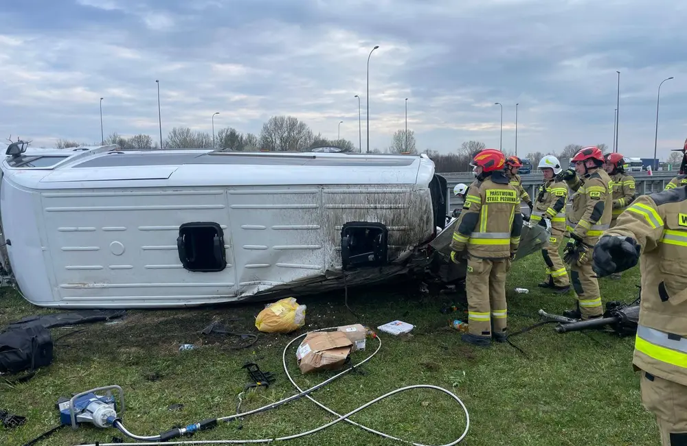 Wypadek busa na A4 w Budach Łańcuckich / fot. Kacper Ulhurski, KP PSP Łańcut
