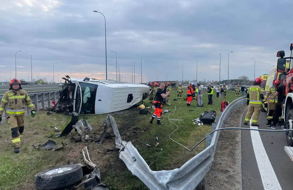 Wypadek busa na autostradzie A4. Dwie osoby trafiły do szpitala