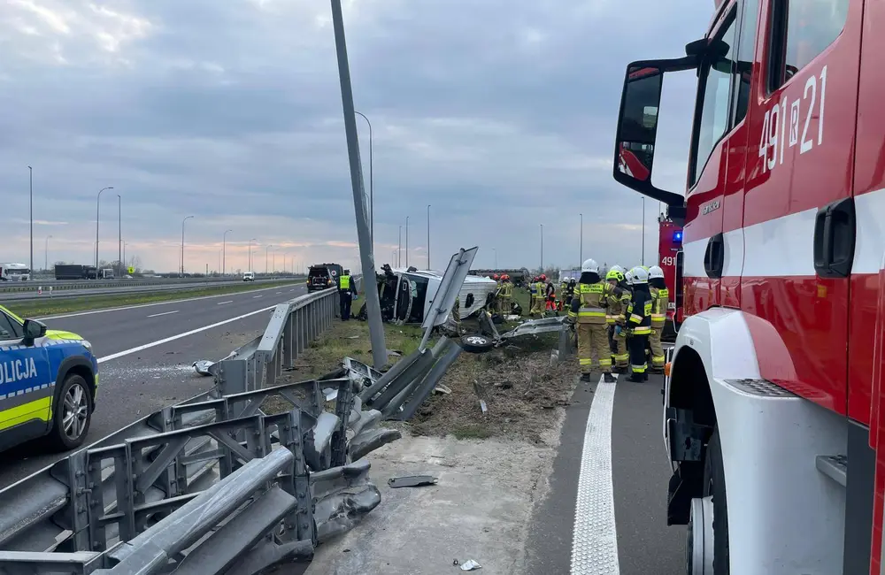 Wypadek busa na A4 w Budach Łańcuckich / fot. Kacper Ulhurski, KP PSP Łańcut