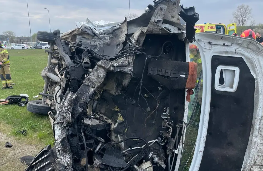 Wypadek busa na A4 w Budach Łańcuckich / fot. Kacper Ulhurski, KP PSP Łańcut