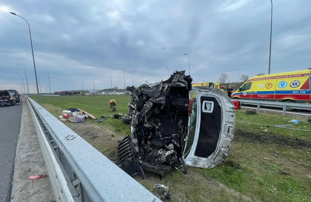 Wypadek busa na A4 w Budach Łańcuckich / fot. Kacper Ulhurski, KP PSP Łańcut