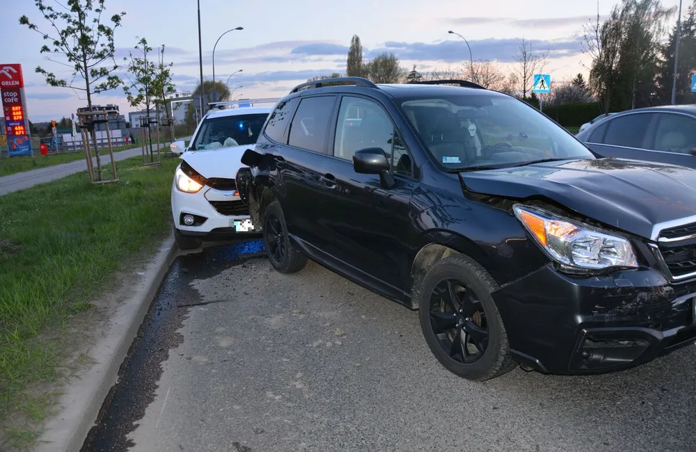 Zderzenie 4 samochodów na al. Armii Krajowej. Dwie osoby w szpitalu