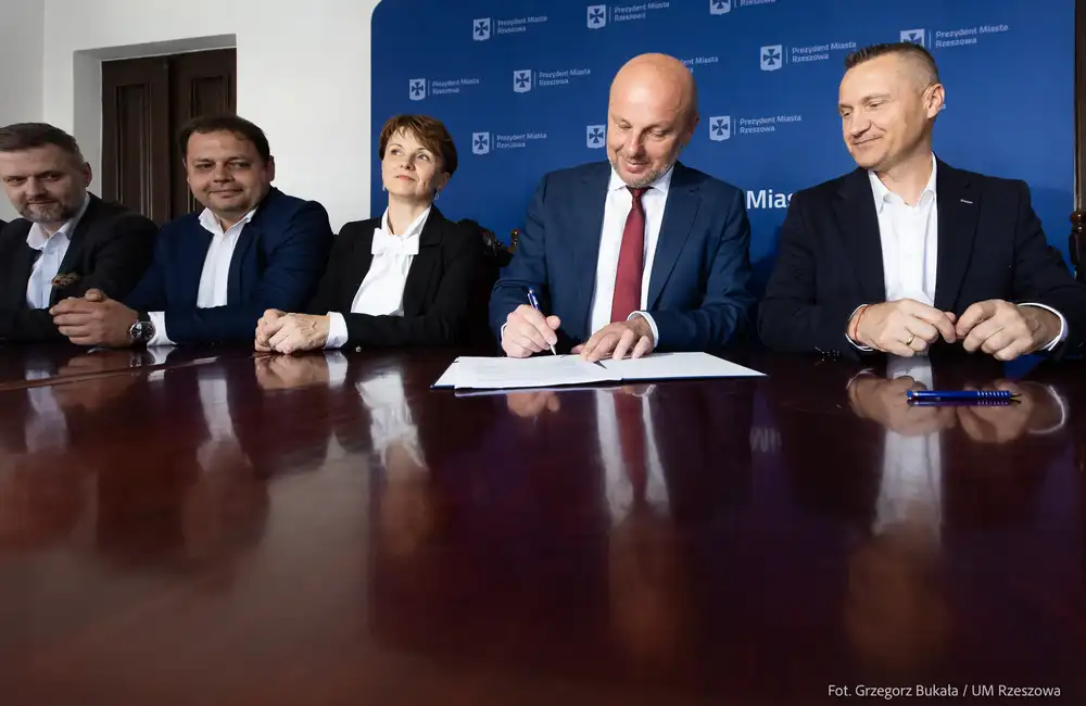 Podpisanie umowy na budowę budowy połączenia ulic Ropczyckiej i Tarnowskiej - fot. Grzegorz Bukała / Urząd Miasta Rzeszowa