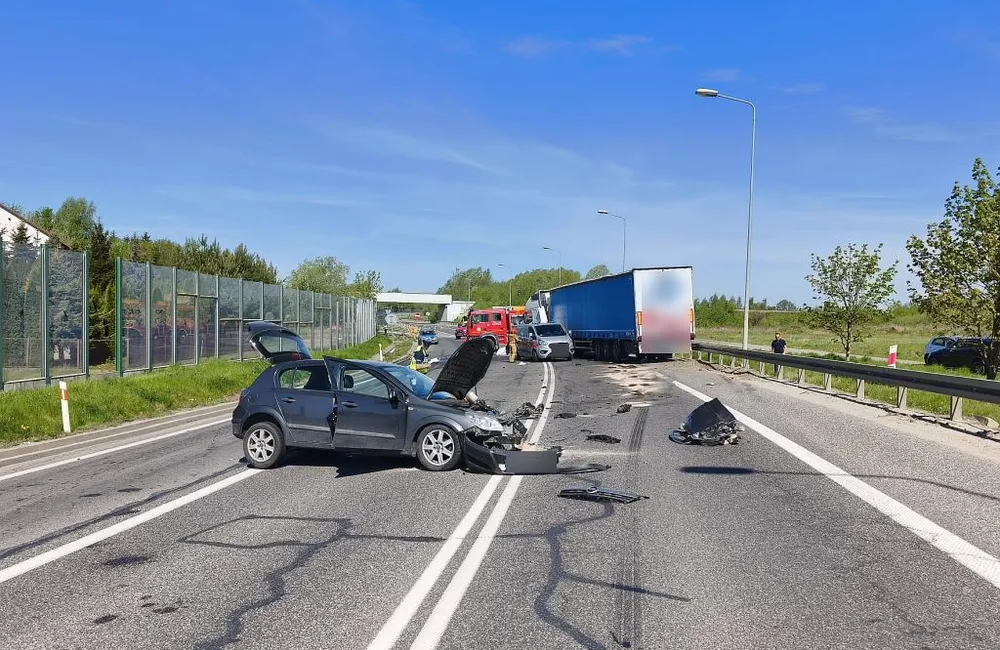 Czołowe zderzenie na obwodnicy Jarosławia. Kierowca opla trafił do szpitala