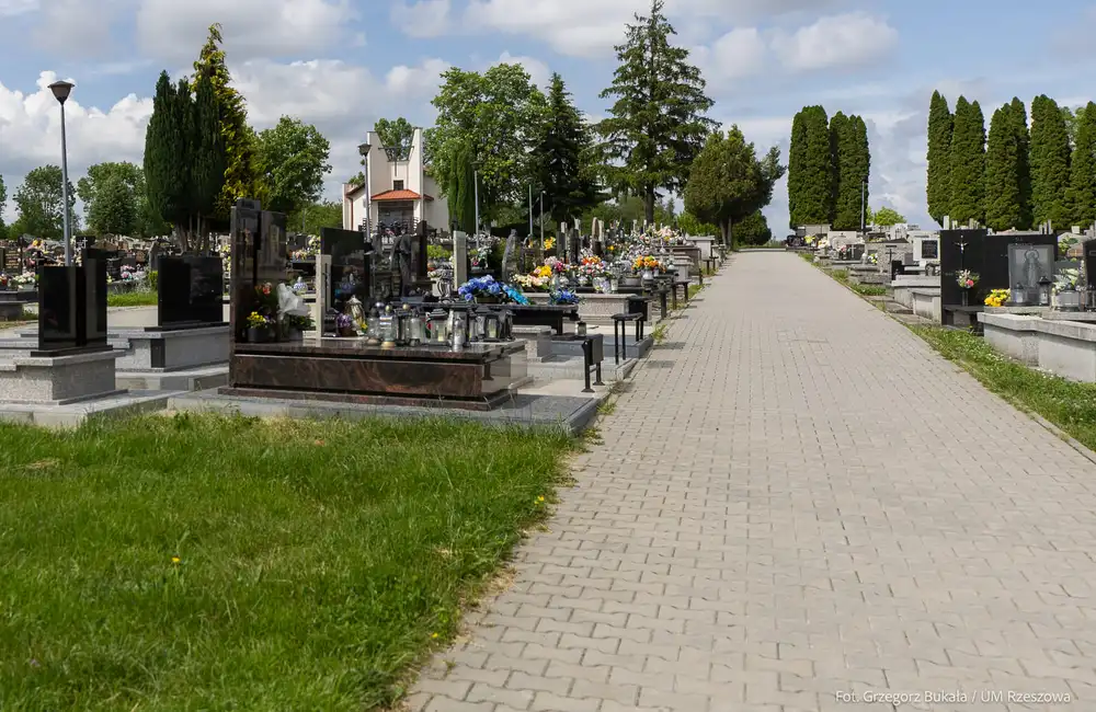 Na cmentarzu przy ul. Świętokrzyskiej powstaną nowe alejki
