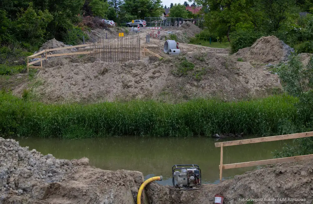 Budowa kładki na osiedlu Drabinianka / fot. Grzegorz Bukała UM Rzeszowa