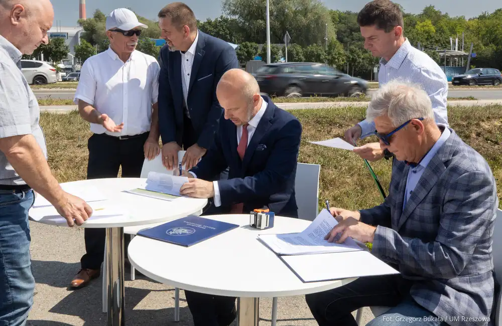 Podpisanie umowy na zaprojektowanie nowych rozwiązań drogowych w północnej części miasta, fot. Grzegorz Bukała / UM Rzeszowa