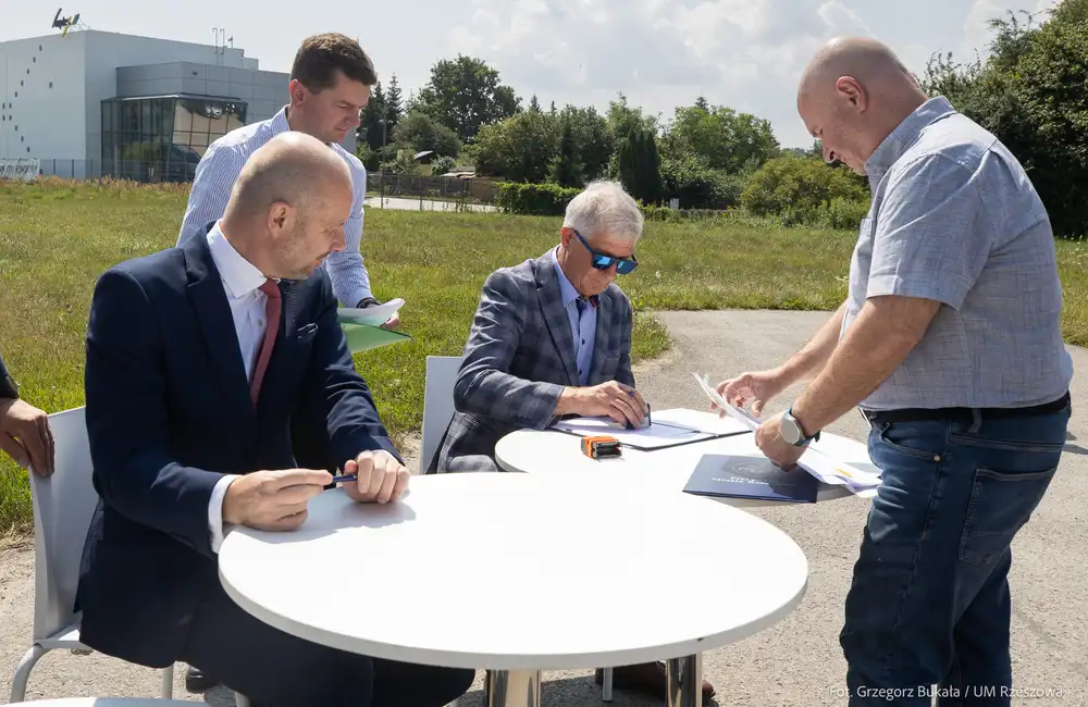 Podpisanie umowy na zaprojektowanie nowych rozwiązań drogowych w północnej części miasta, fot. Grzegorz Bukała / UM Rzeszowa
