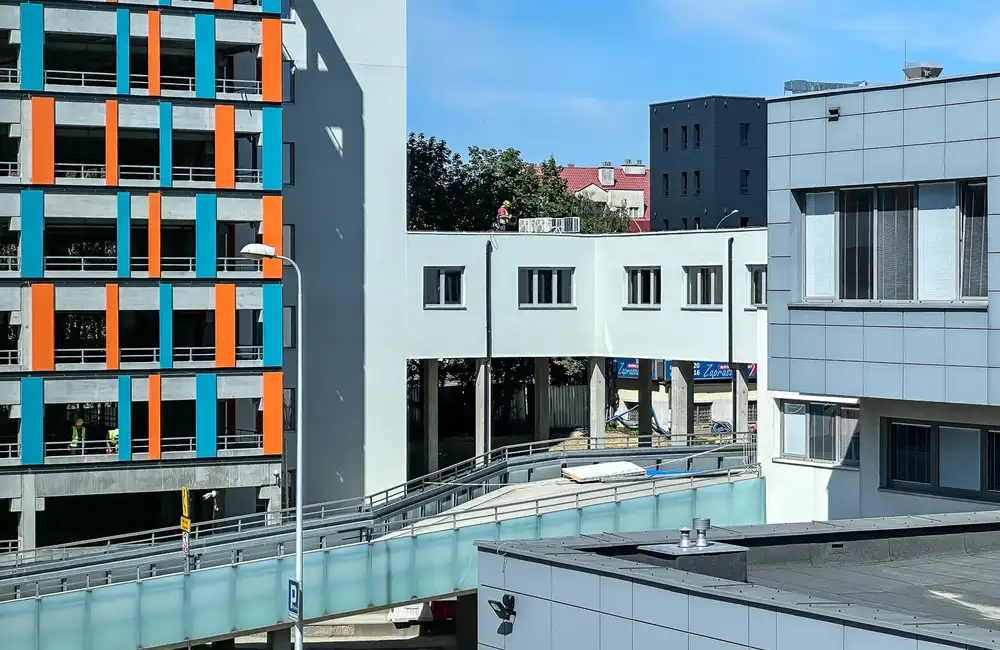 Budowa piętrowego parkingu i lądowiska przy KSW w Rzeszowie [29.07.2026], fot. ViC / RESinet.pl