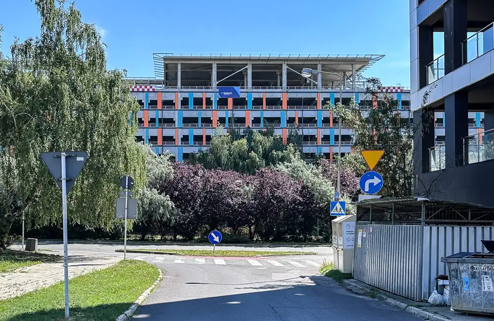 Budowa piętrowego parkingu i lądowiska przy KSW w Rzeszowie [29.07.2026], fot. ViC / RESinet.pl