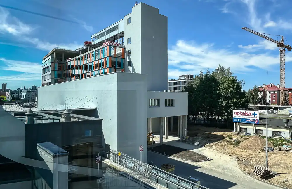Budowa piętrowego parkingu i lądowiska przy KSW w Rzeszowie [29.07.2026], fot. ViC / RESinet.pl