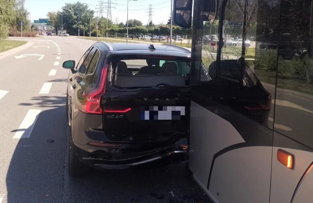 Zderzenie autobusu MPK z samochodem na al. Powstańców Warszawy / fot. KMP w Rzeszowie