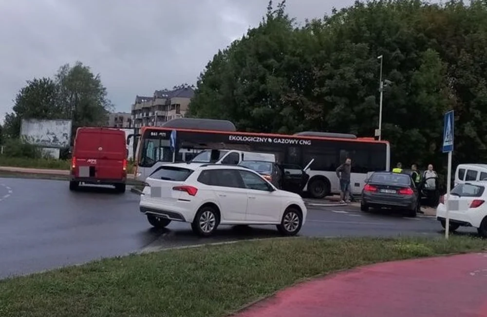 Kolizja czterech pojazdów na rondzie Rodziny Ulmów / fot. KMP w Rzeszowie