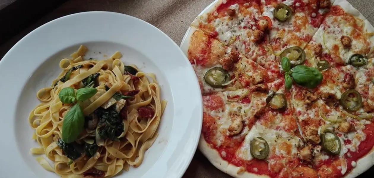 Na zdj. Makaron dnia (tagliatelle z oliwą, szpinakiem, karczochami i suszonymi pomidorami) i pizza dnia (sos, ser, oregano, papryczki jalapeno, kurczak,cebula).