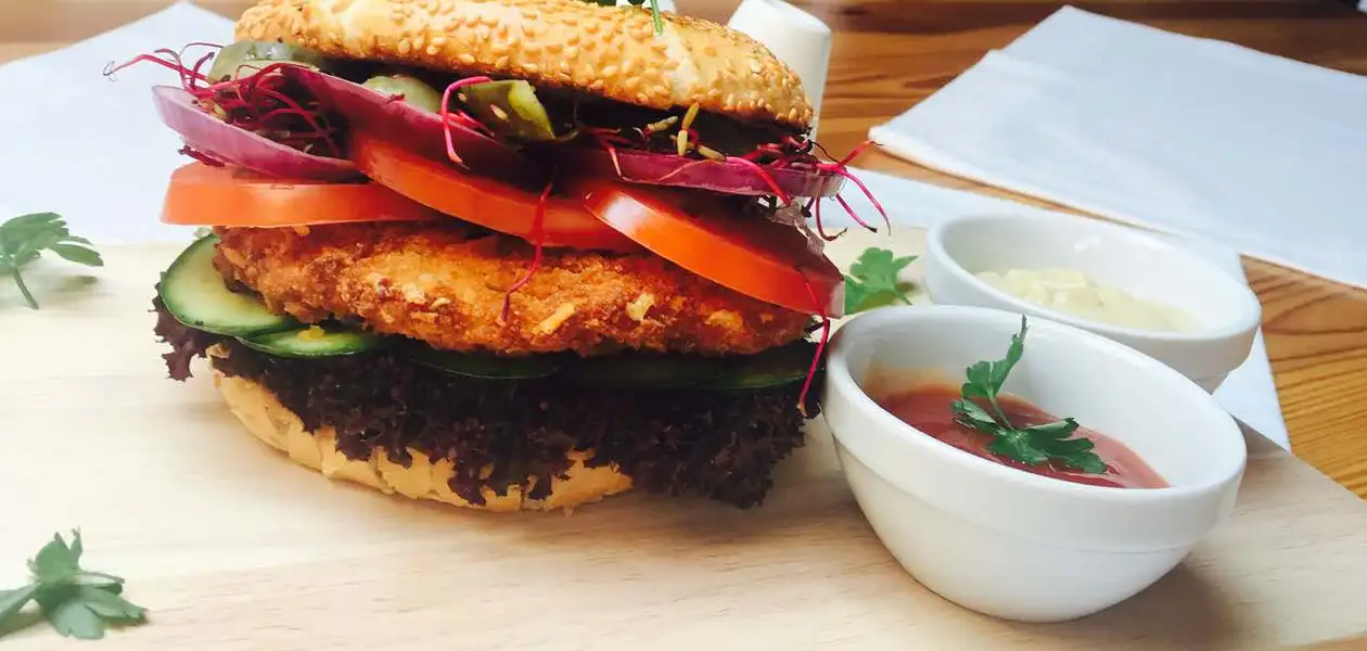 Na zdj. Burger drobiowy w bułeczce sezamowej