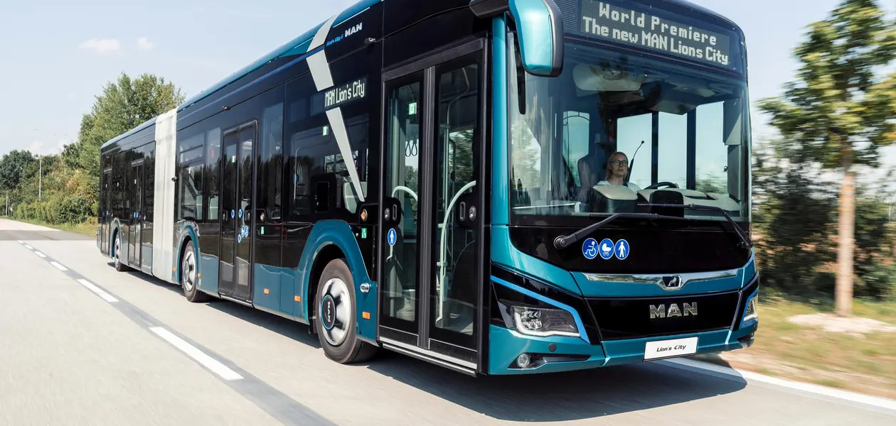 Na zdjęciu 18-metrowy autobus elektryczny MAN Lion's City 18E - fot.  Andreas Hantschke / Materiały prasowe MAN
