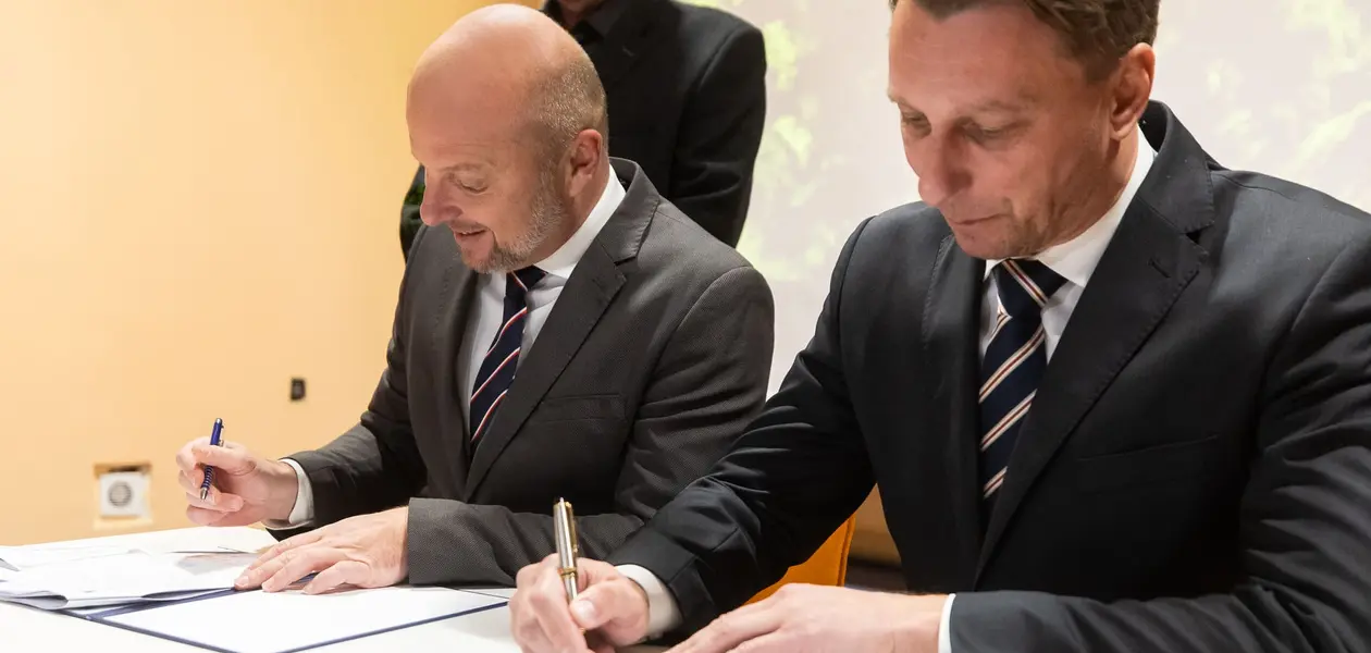 Podpisanie umowy na budowę kładki nad rzeką Strug - fot. Grzegorz Bukała / Urząd Miasta Rzeszowa