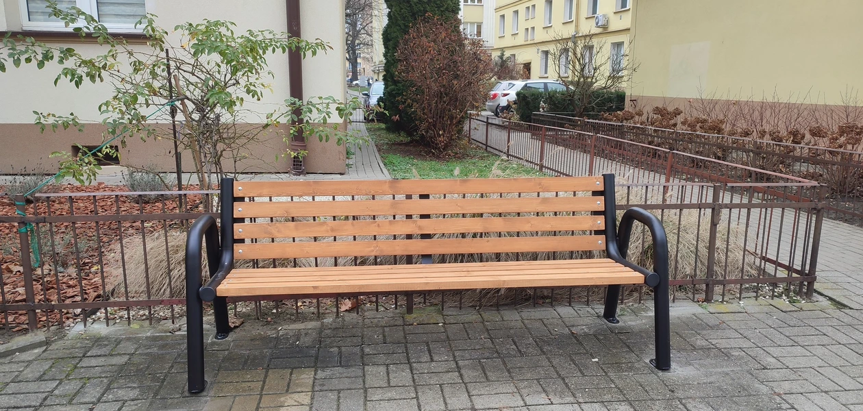 Trwa montaż nowych ławek w centrum Rzeszowa / fot. Zarząd Zieleni Miejskiej