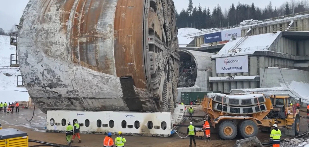 Obrót maszyny TBM Karpatka / na zdj. Kadr z nagrania GDDKiA