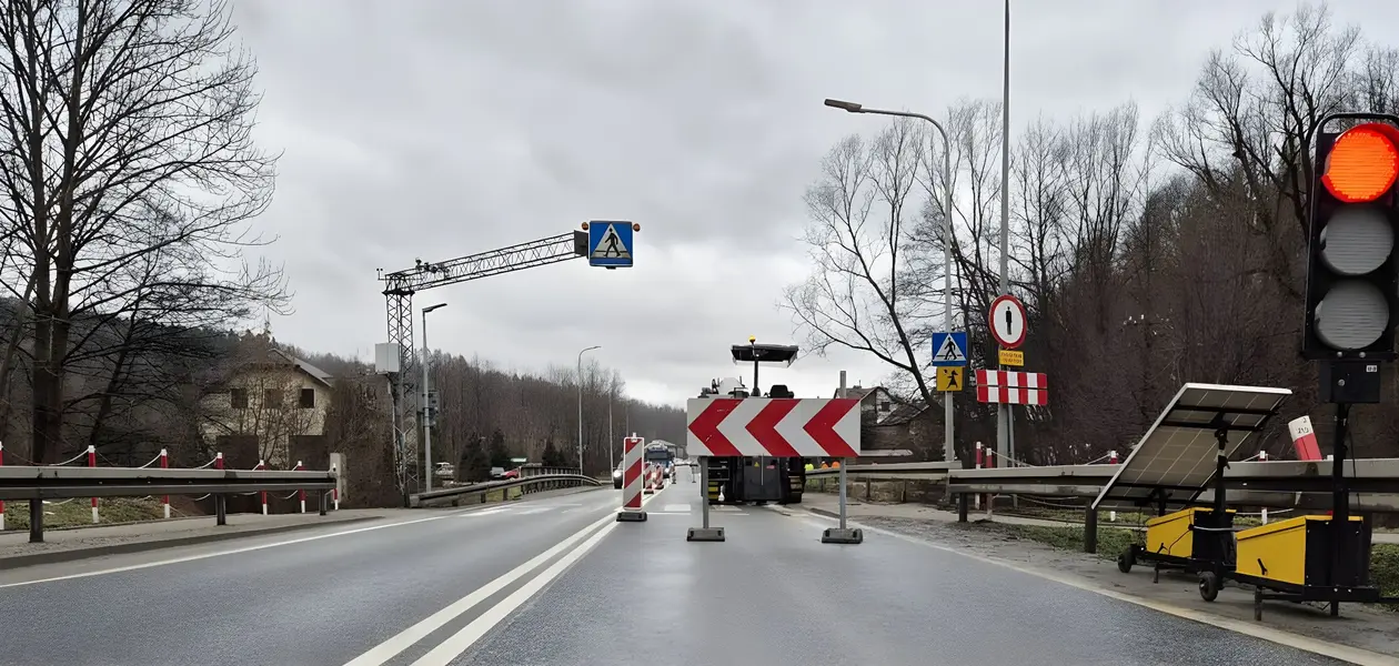 Na zdj. fragment drogi, na której prowadzone są prace i obowiązuje tymczasowa organizacja ruchu, fot. GDDKiA