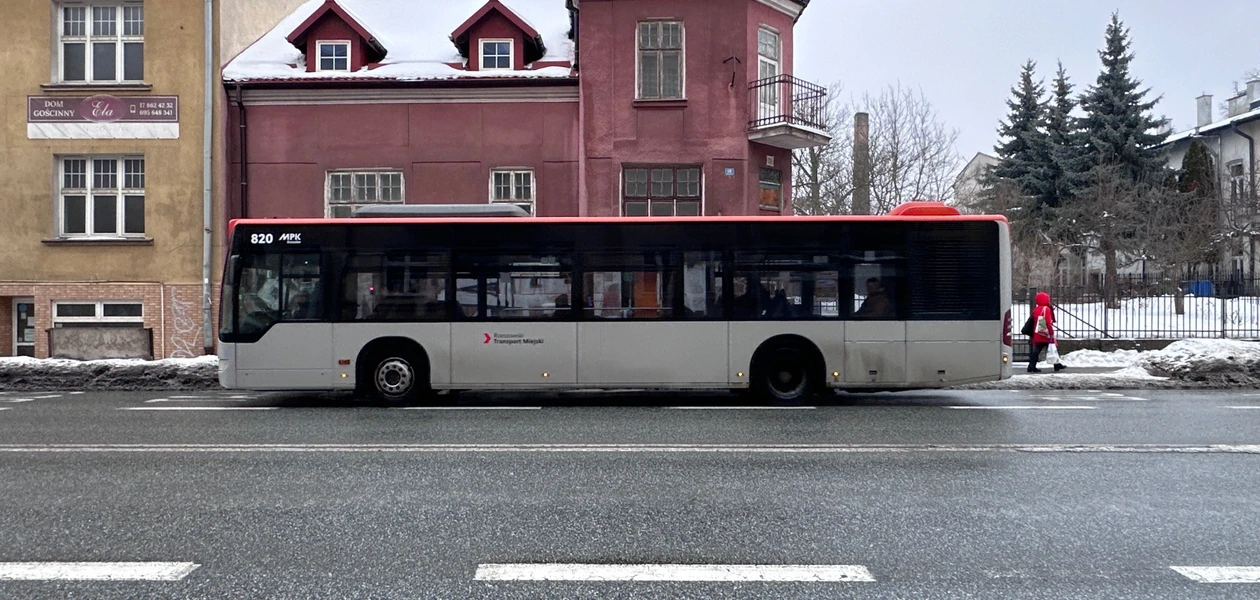 Autobus komunikacji miejskiej / fot. Archiwum RESinet.pl