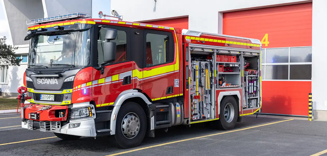 Na zdj. Średni samochód ratowniczo-gaśniczy marki Scania P360 4x2 / Materiały prasowe lotniska
