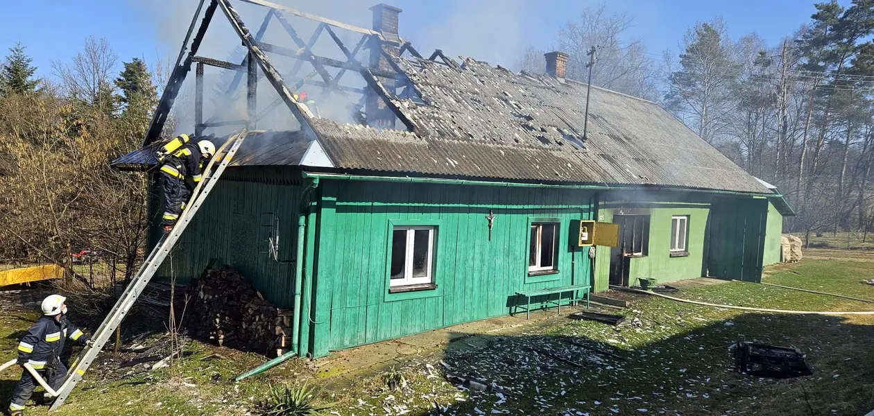Pożar drewnianego domu w Orzechówce / fot. KP PSP w Brzozowie