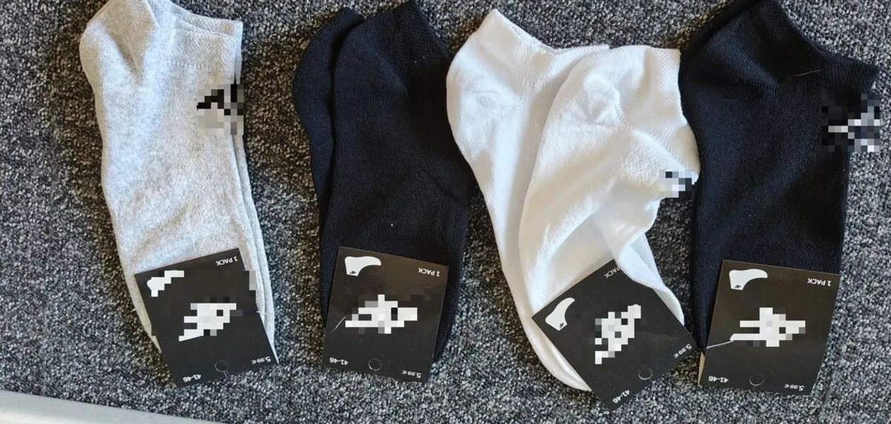 Podrobiona odzież na targowisku przy ul. Dworaka / fot. KMP w Rzeszowie