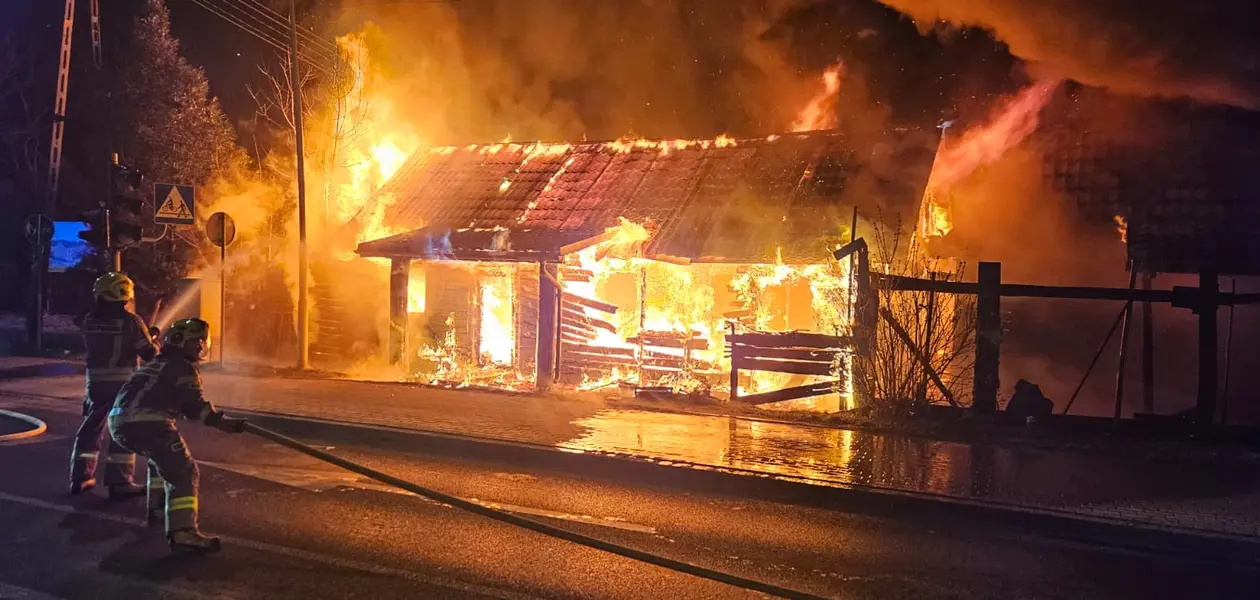Pożar drewnianego domu w Tyczynie / fot. asp. sztab. Łukasz Gałuszyński, KM PSP w Rzeszowie