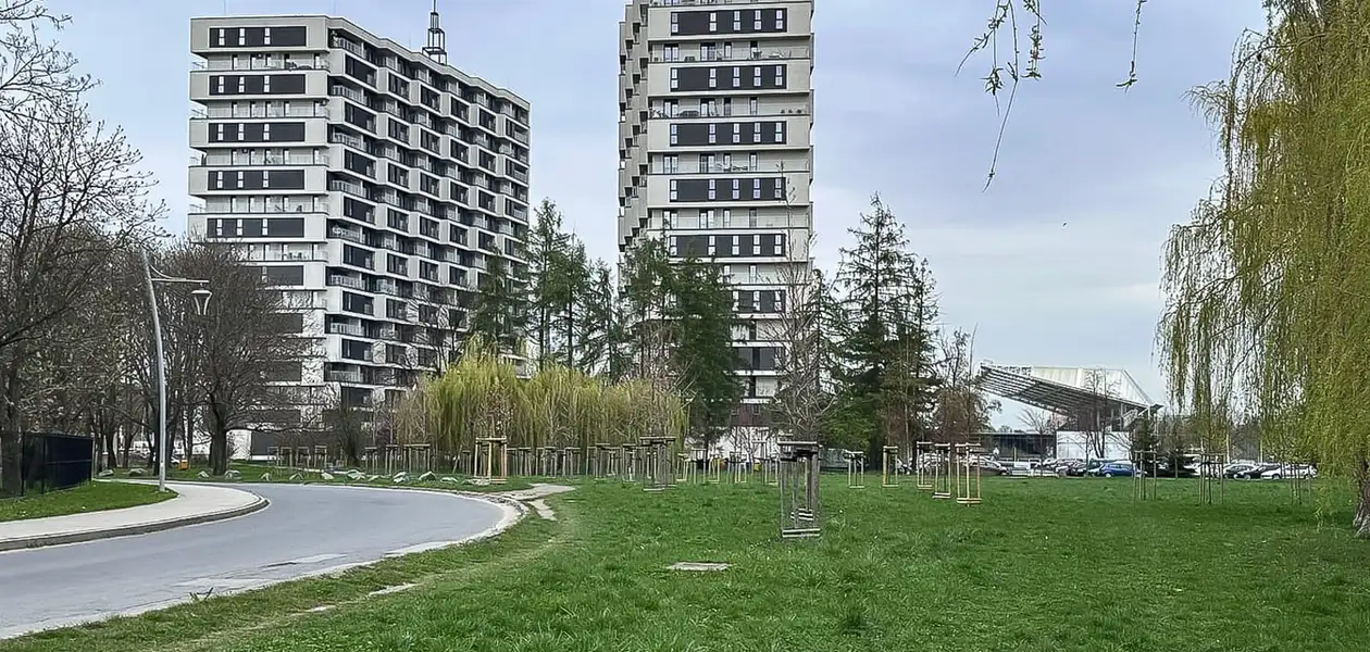 Widok od strony ul. Żeglarskiej na teren, na którym ma powstać Hetmańska City Park / fot. RESinet.pl