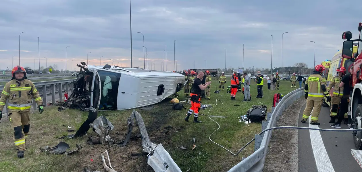 Wypadek busa na A4 w Budach Łańcuckich / fot. Kacper Ulhurski, KP PSP Łańcut