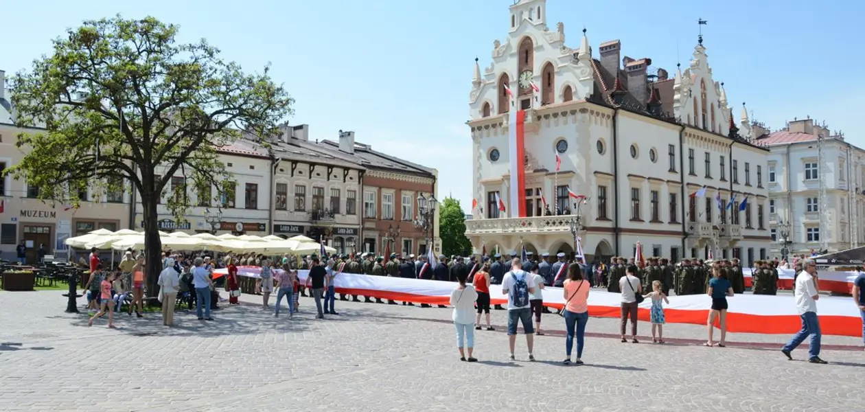 Dzień Flagi na rzeszowskim Rynku, fot. Archiwum RESinet.pl