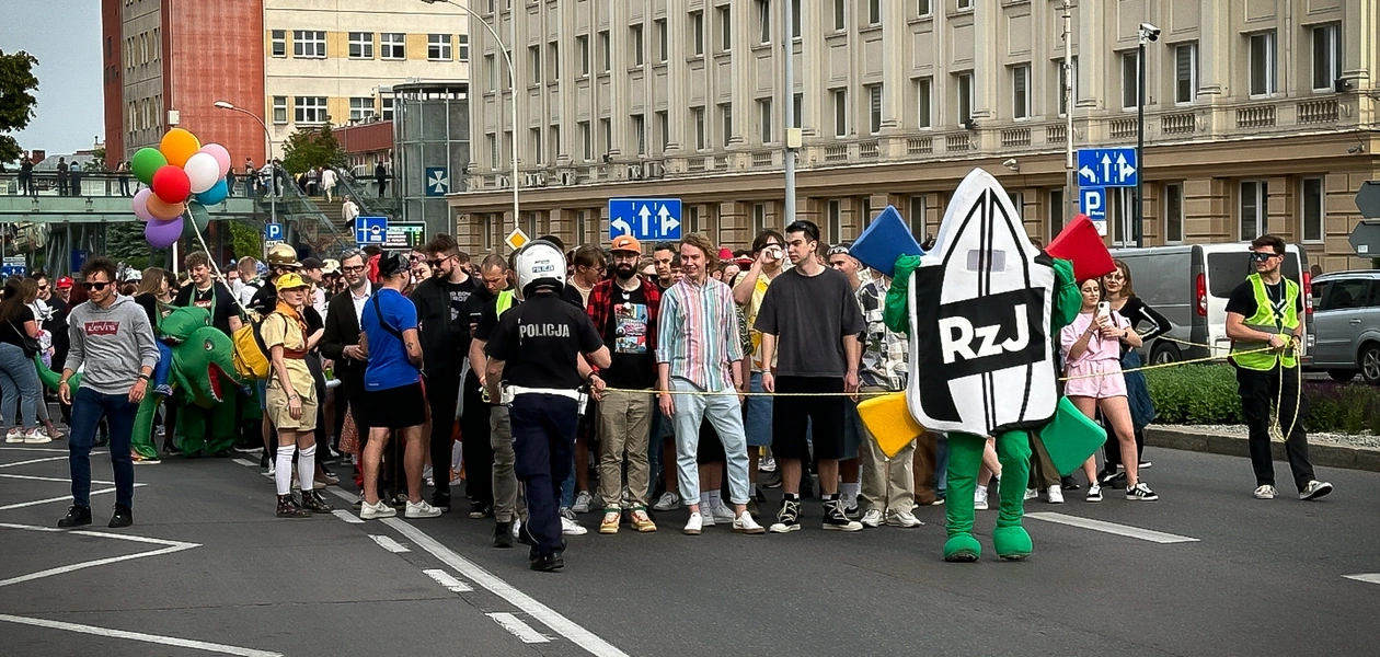 Studencki korowód na ulicach Rzeszowa, fot. ViC / Archiwum RESinet.pl