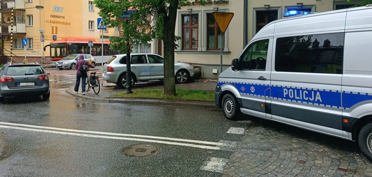 Nietrzeźwy kierujący Porsche wjechał w ścianę budynku - 12.05.2026 / fot. KMP w Rzeszowie
